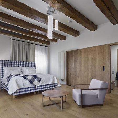 Lotrinsky Hotel Velké Pavlovice Buitenkant foto