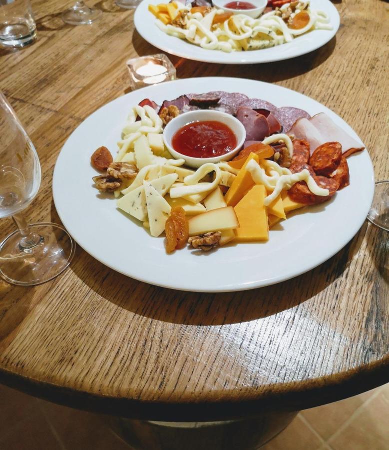 Lotrinsky Hotel Velké Pavlovice Buitenkant foto