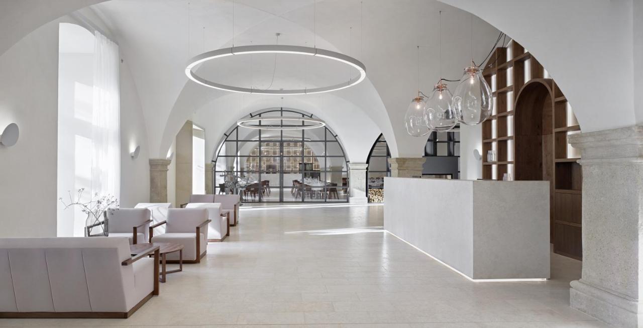 Lotrinsky Hotel Velké Pavlovice Buitenkant foto