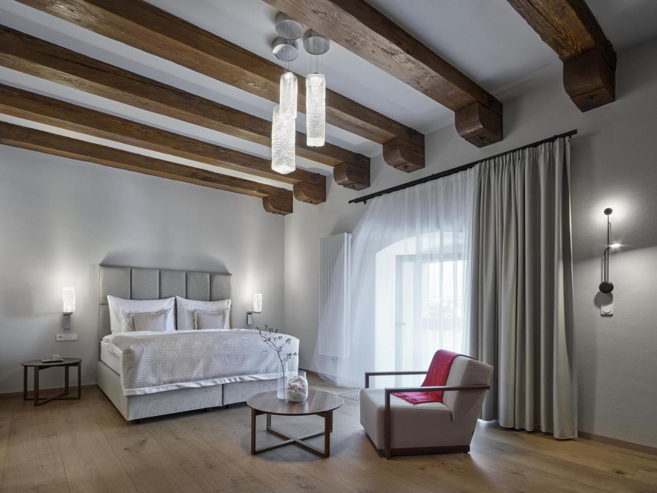 Lotrinsky Hotel Velké Pavlovice Buitenkant foto