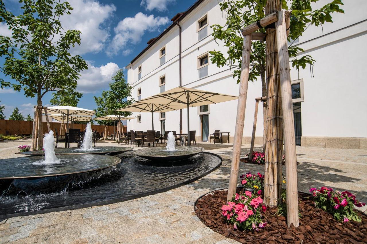 Lotrinsky Hotel Velké Pavlovice Buitenkant foto