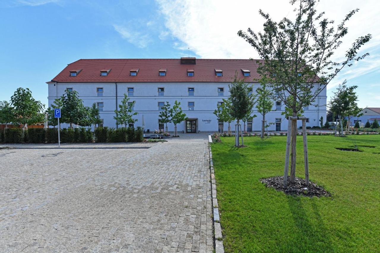 Lotrinsky Hotel Velké Pavlovice Buitenkant foto