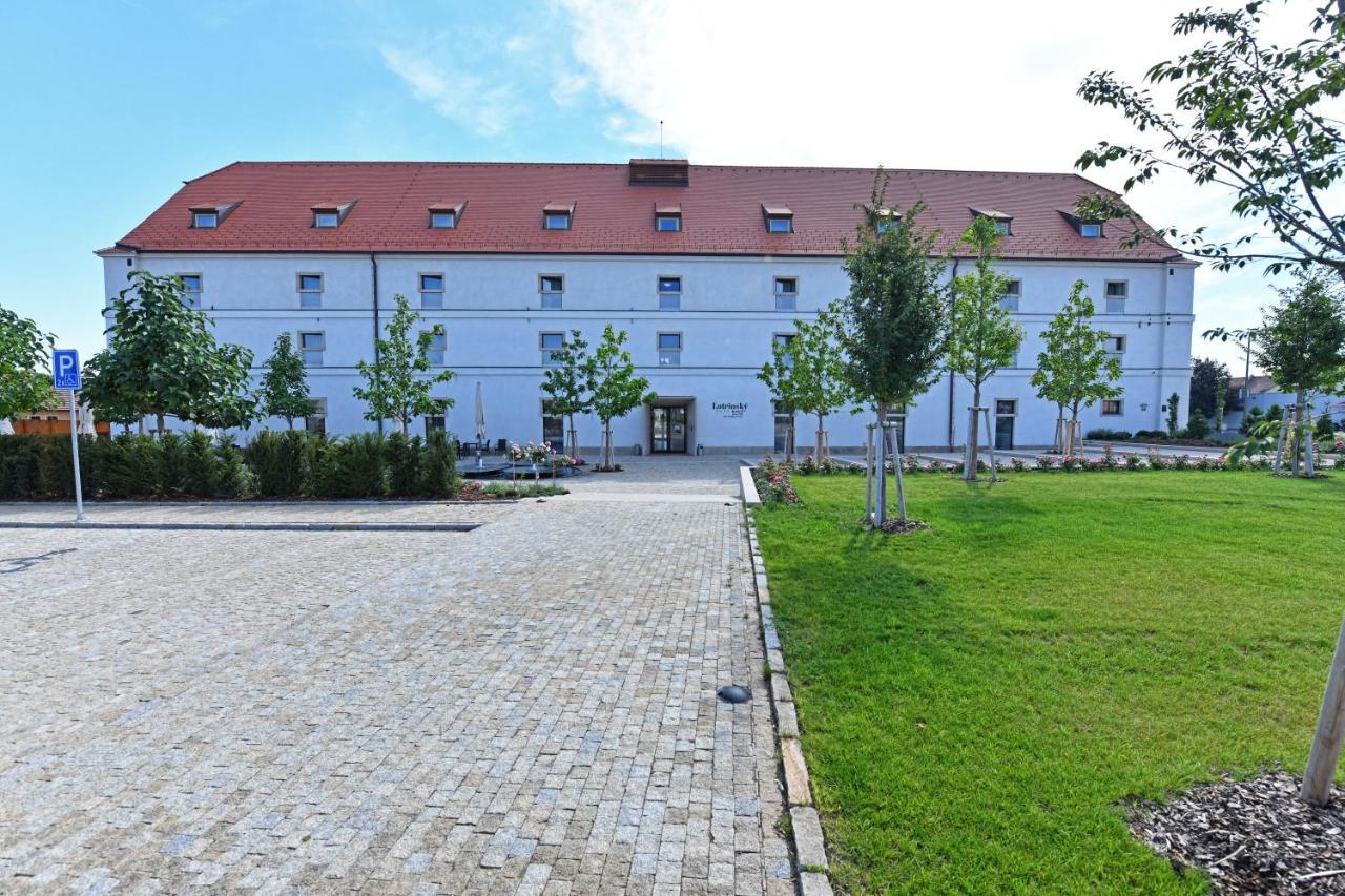 Lotrinsky Hotel Velké Pavlovice Buitenkant foto
