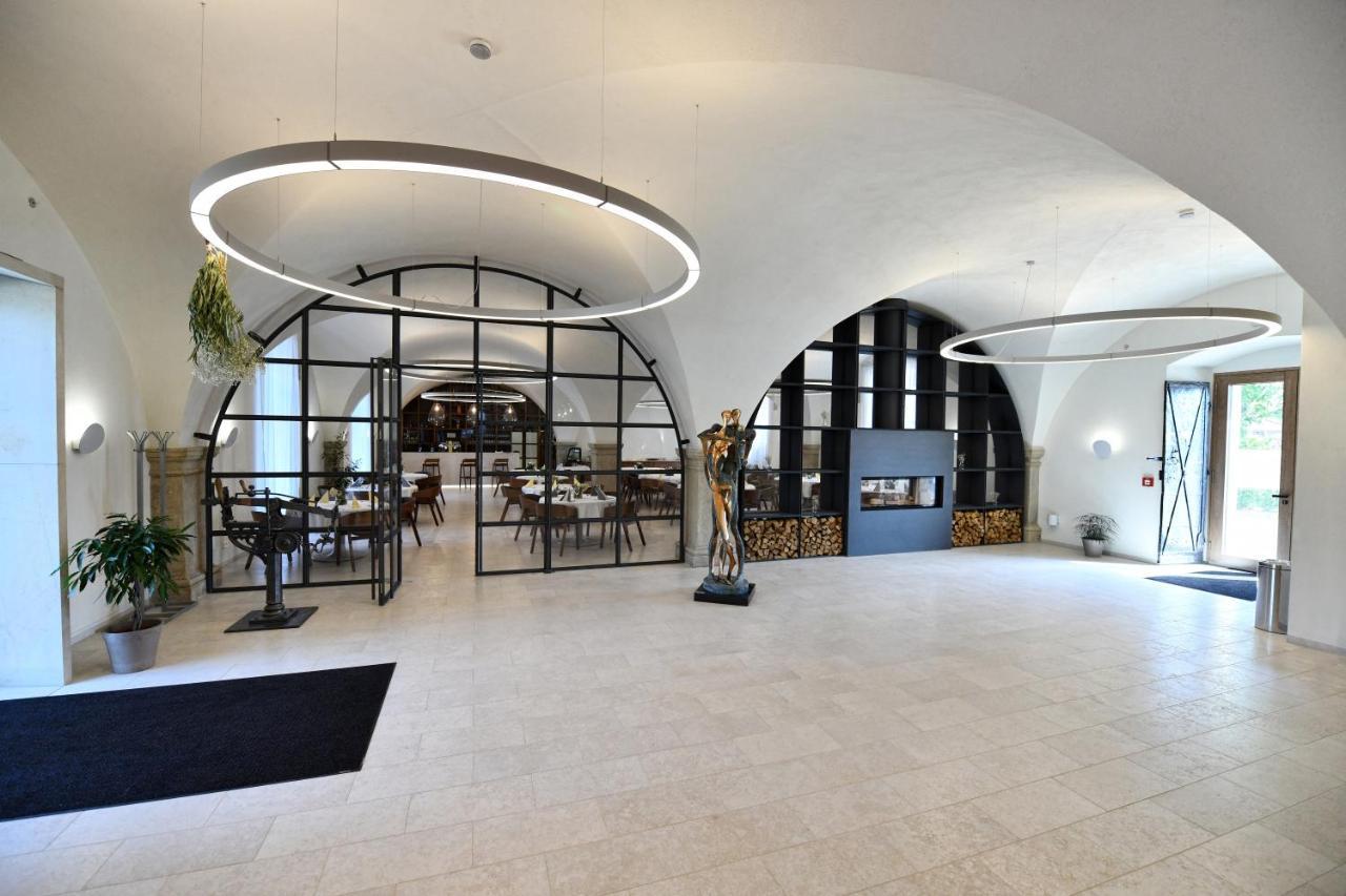 Lotrinsky Hotel Velké Pavlovice Buitenkant foto
