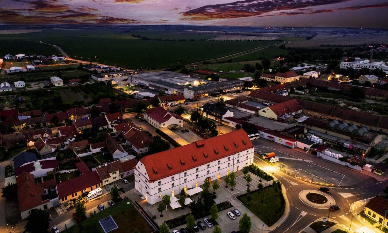 Lotrinsky Hotel Velké Pavlovice Buitenkant foto